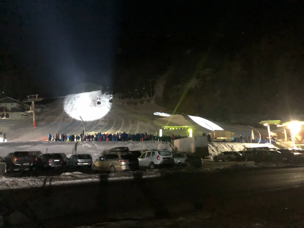 Abendveranstaltung auf der beleuchteten Piste.